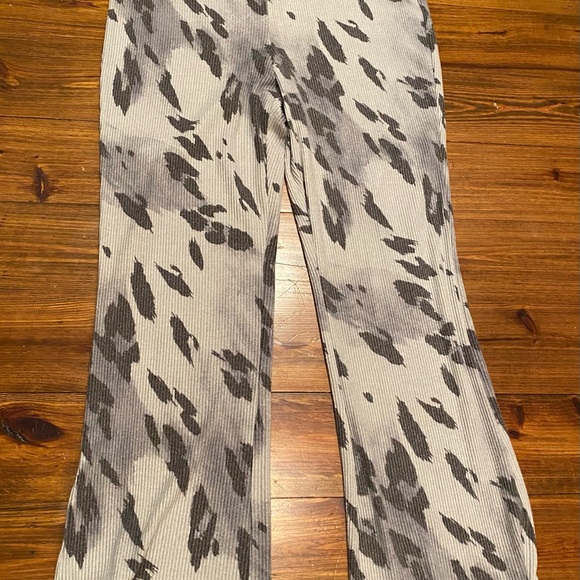 Express Ladies Printed Gray Ribbed High Waisted Flare Pants NWT Size XL - Picture 4 of 5